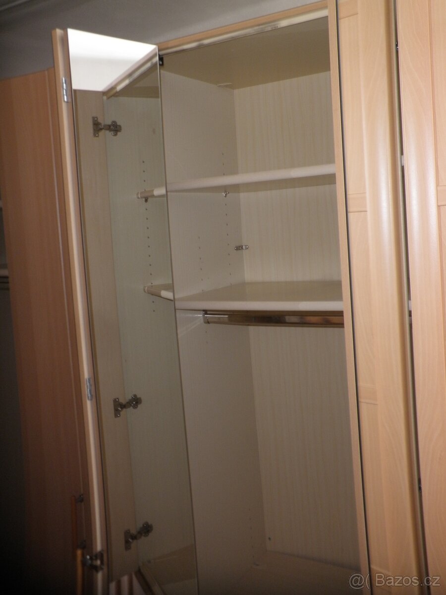 Velká šatní skříň s lámacími dveřmi - 6