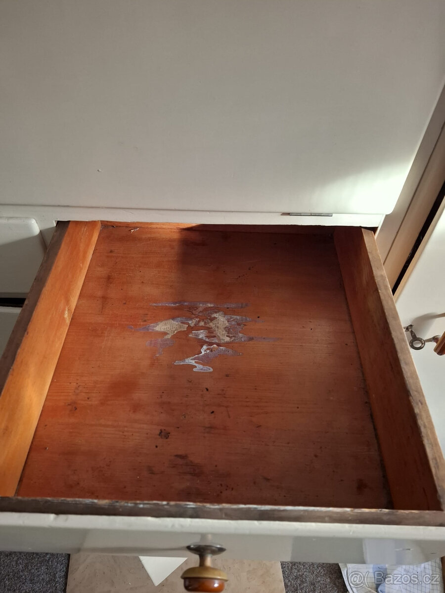 Starý historický dřevěný kredenc - 6