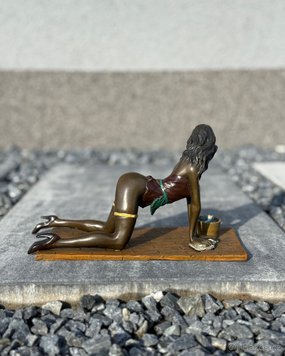 Erotická bronzová socha žena na kolenou pinup sexy uklízečka - 6