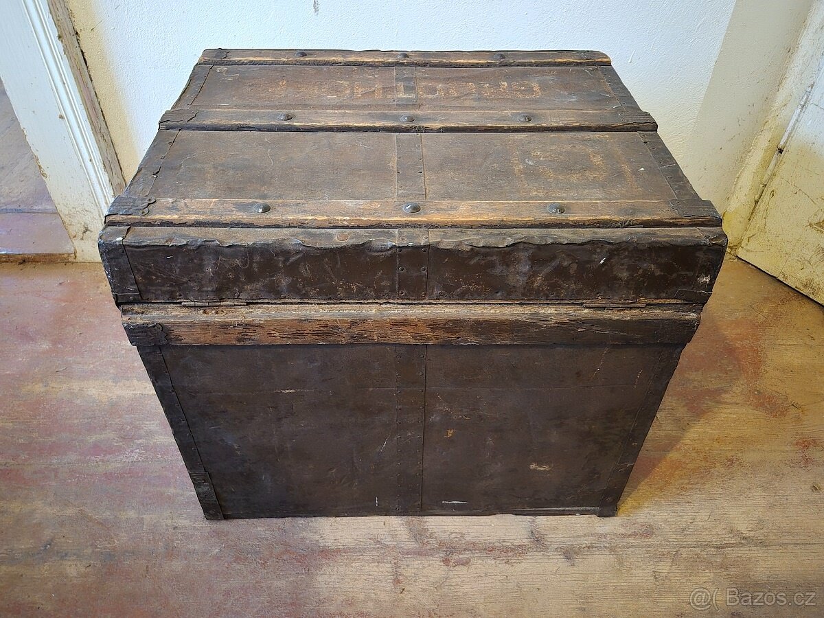 Zajímavá starožitná industriální truhla - 6