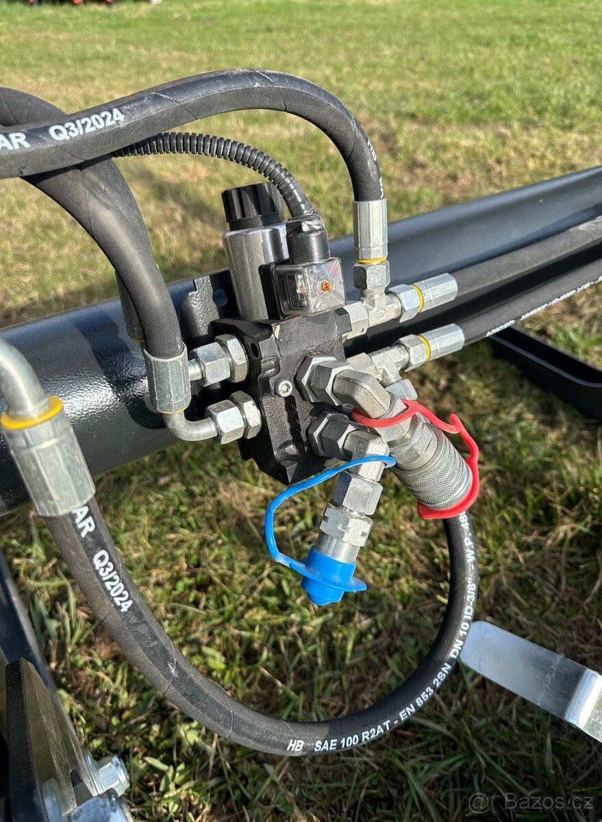 Čelní nakladač na traktor HYDRATRAC 1500 - 6