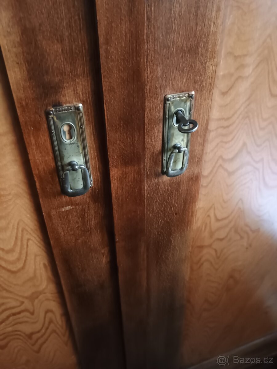 Velká starožitná skrin - 6