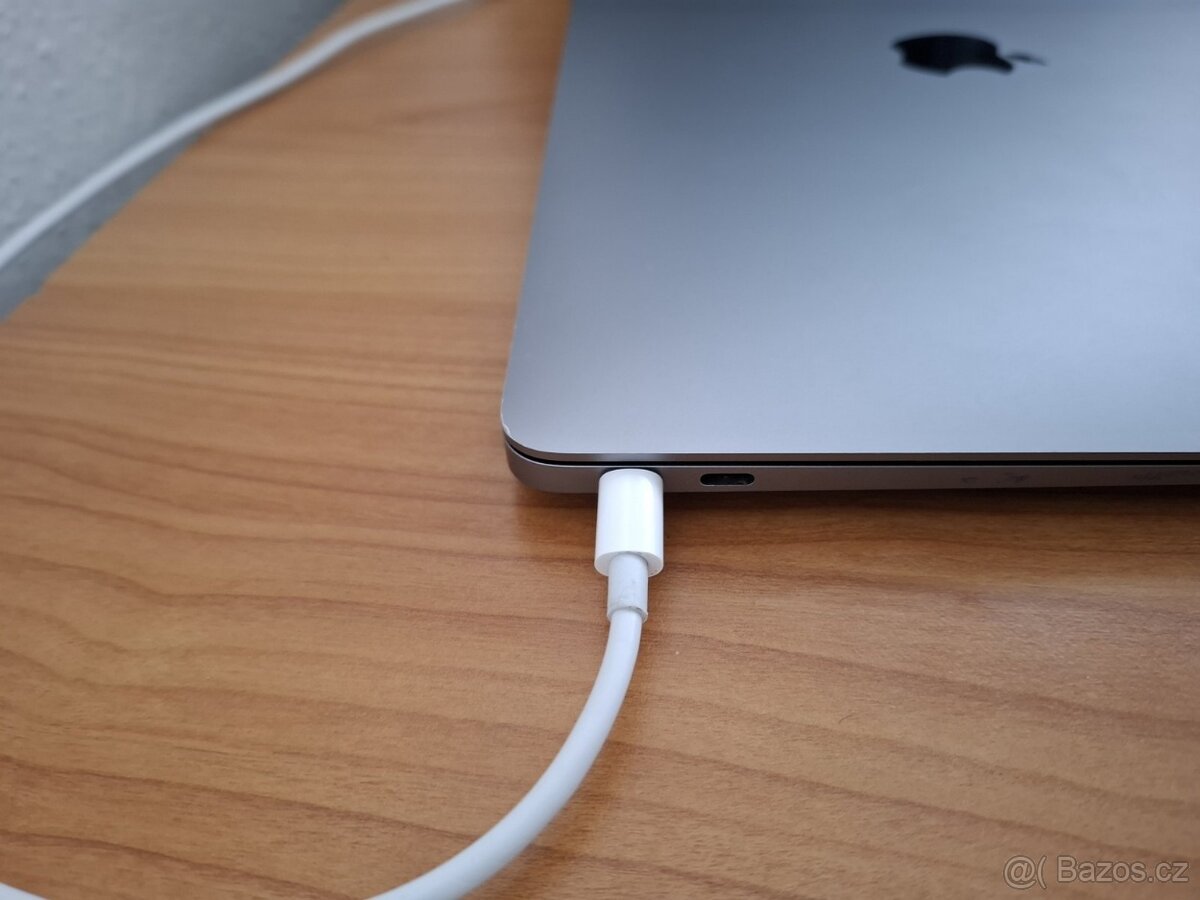 Macbook Air 13 palců M1 chip 16GB RAM 256 SSD - 6