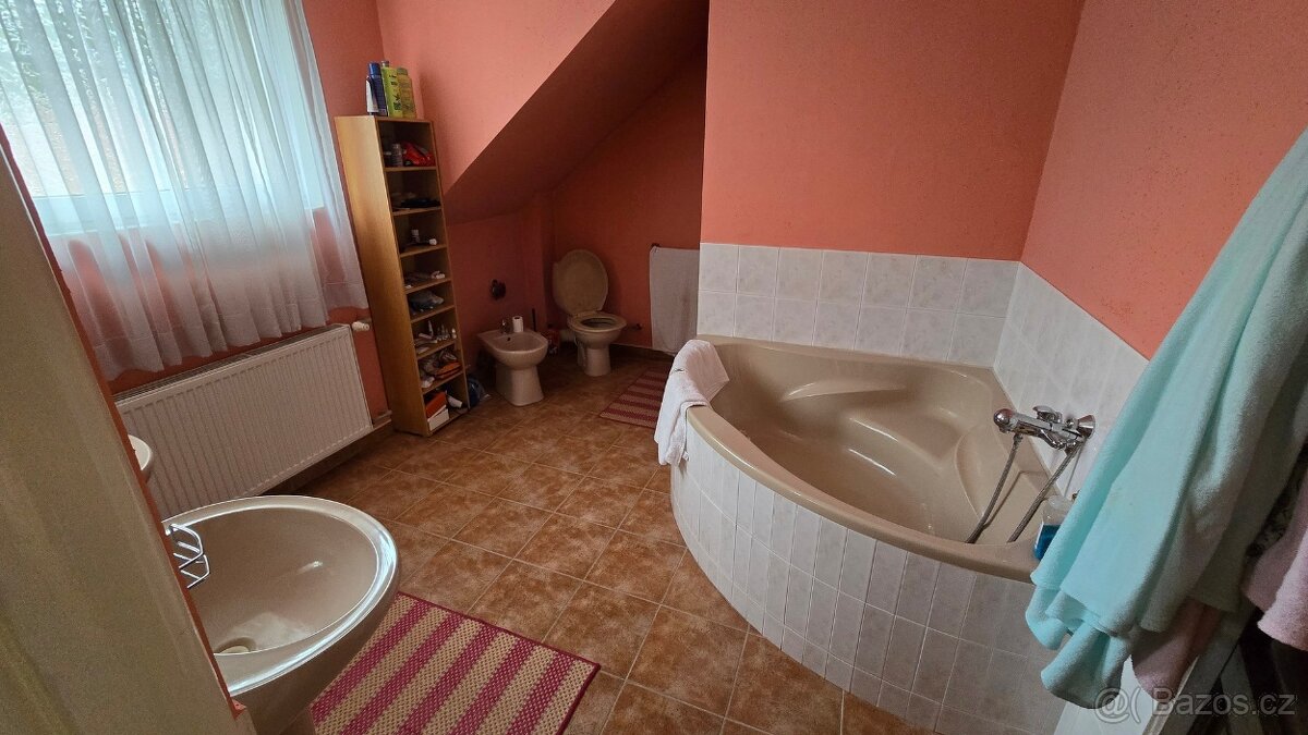 Na prodej rodinný dům s garáží a velkou zahradou - 6