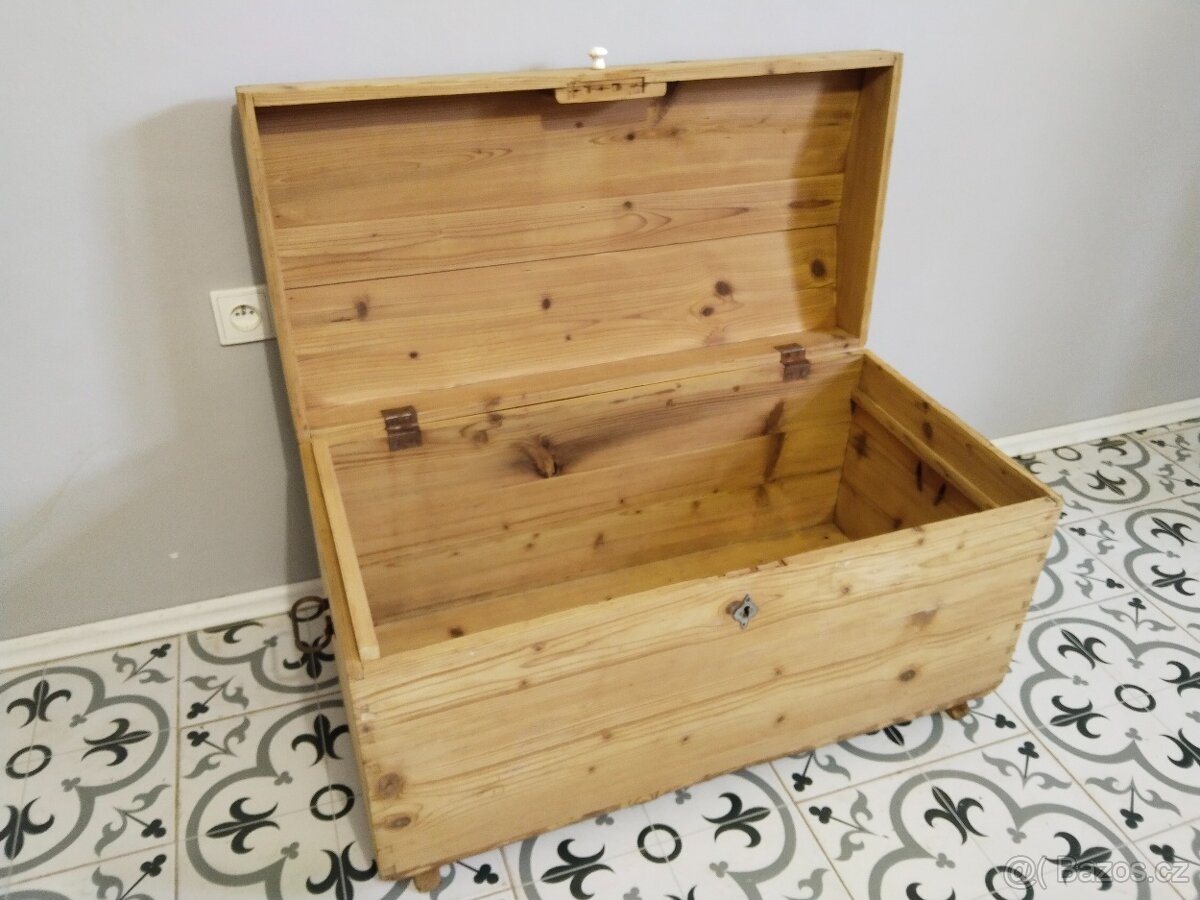 Starý, velký, dřevěný kufr, truhla po renovaci 2 - 6