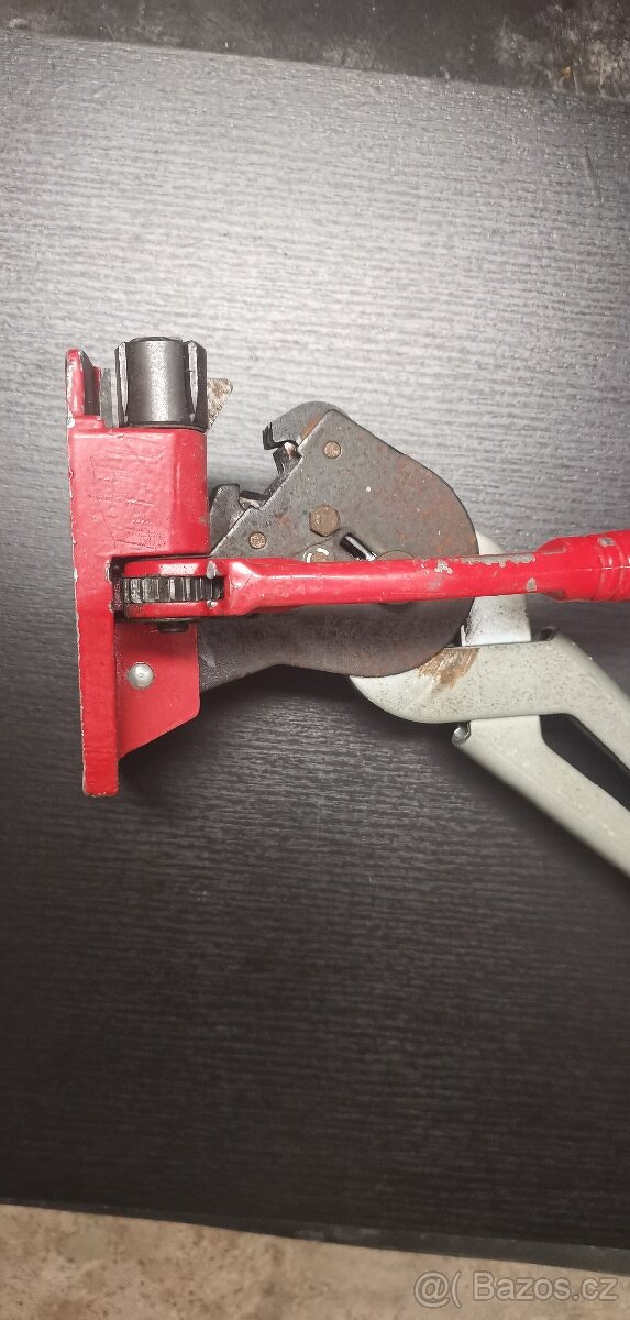 Páskovač pro PP vázací pásku šířky 13 mm
- 6