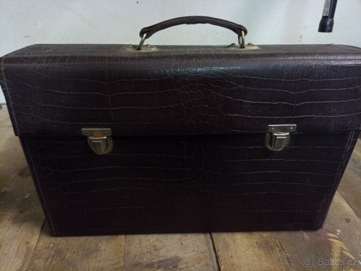 Kufr s elektrikářským nářadím z roku 1975 - 6