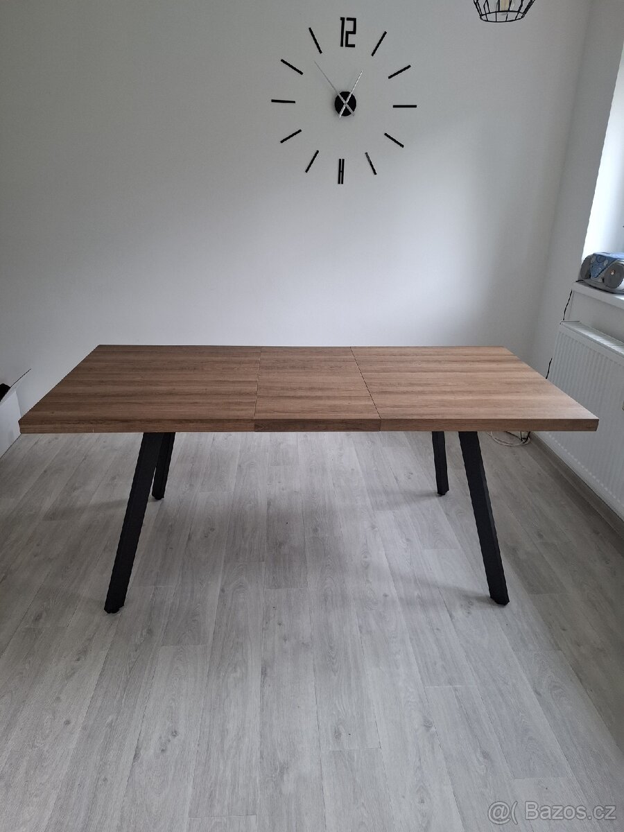 Masivní kuchyňský stůl ve výborném stavu - 6