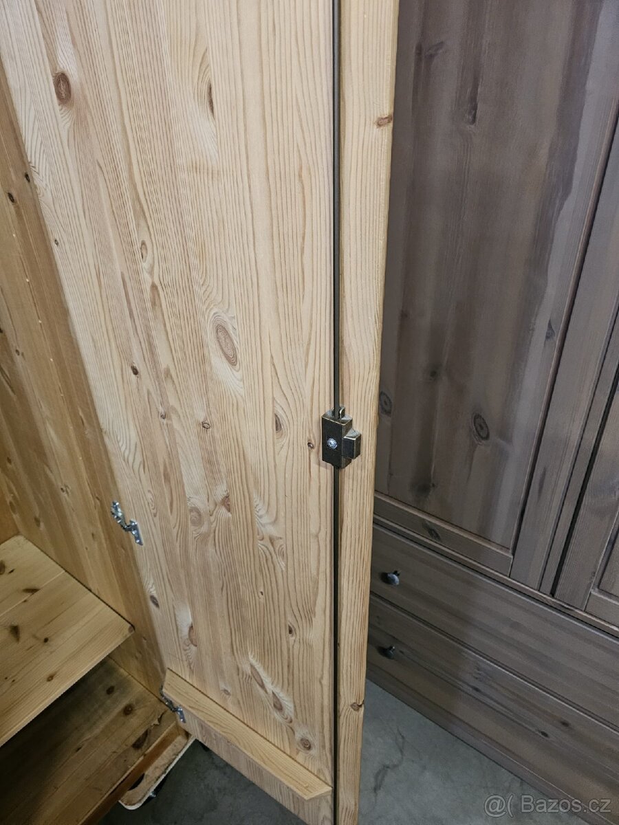 MASIVNÍ ŠATNÍ SKŘÍŇ - 6