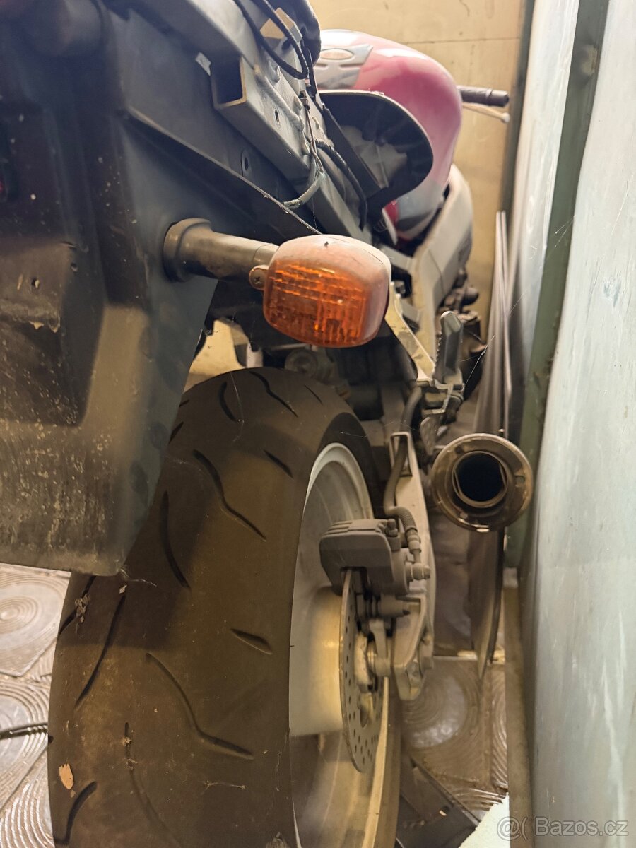 Kawasaki ZX9R - 6