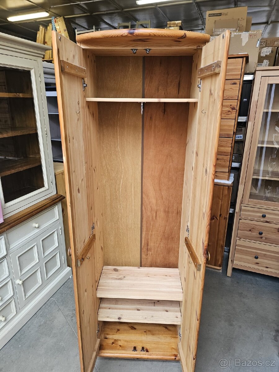 MASIVNÍ ŠATNÍ SKŘÍŇ - 6