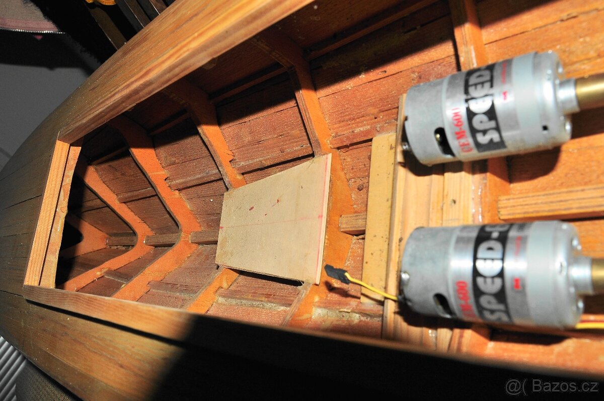 MODEL DŘEVĚNÉ LODI S MATERIÁLEM, DVA MOTORY, SERVO - 6