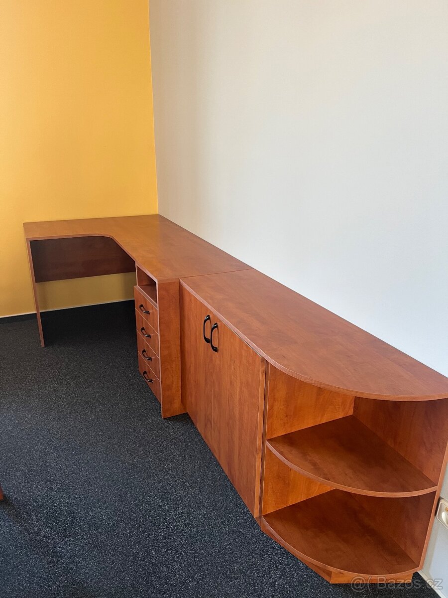 SET skříni a stolů s tmavým dřevěným dekorem - 6