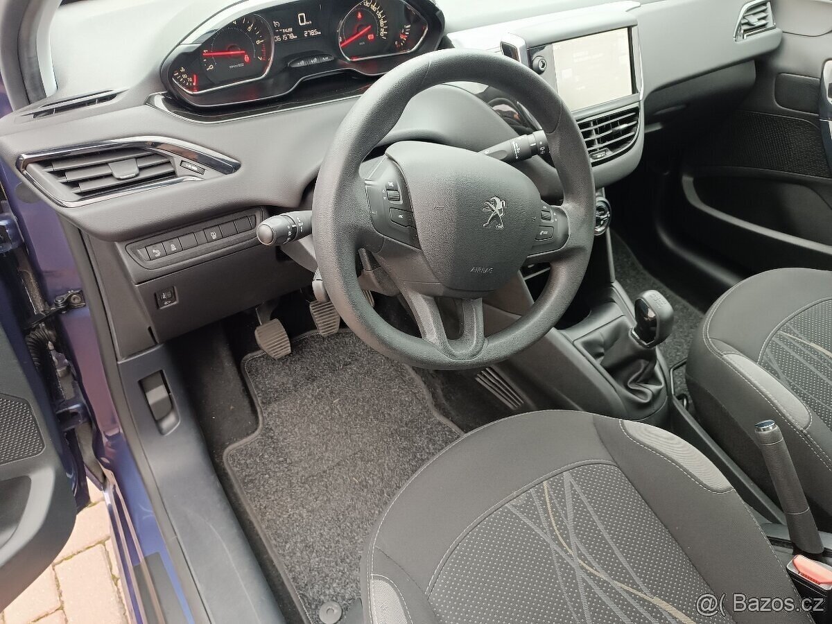 Peugeot 208, najeto 61 TKM, metal. lak, motor 1,2 benzin - 6