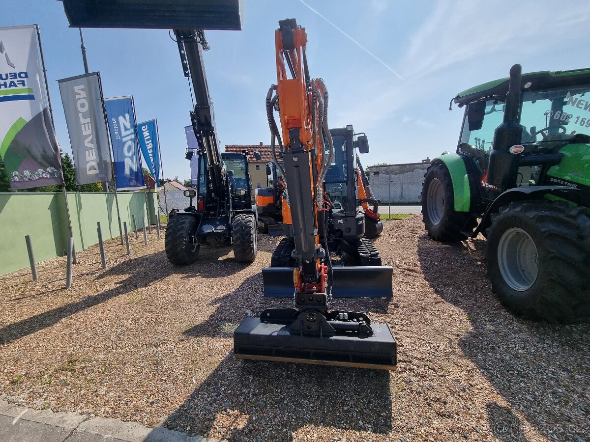 Minirypadlo Develon DX35-7 - 6