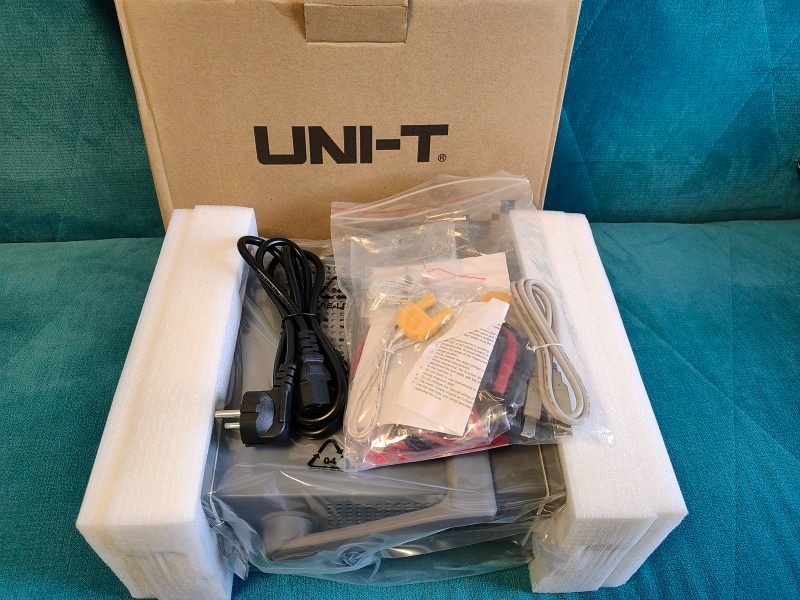 UNI-T UT8804E stolní multimetr - 6