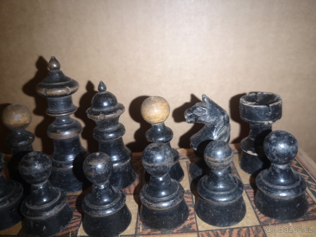ŠACHY; staré dřevěné šachové figurky s patinou - komplet - 6