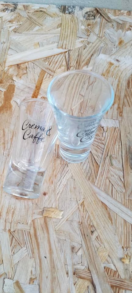 Různé hrnky a 2 skleněné frťany - 6