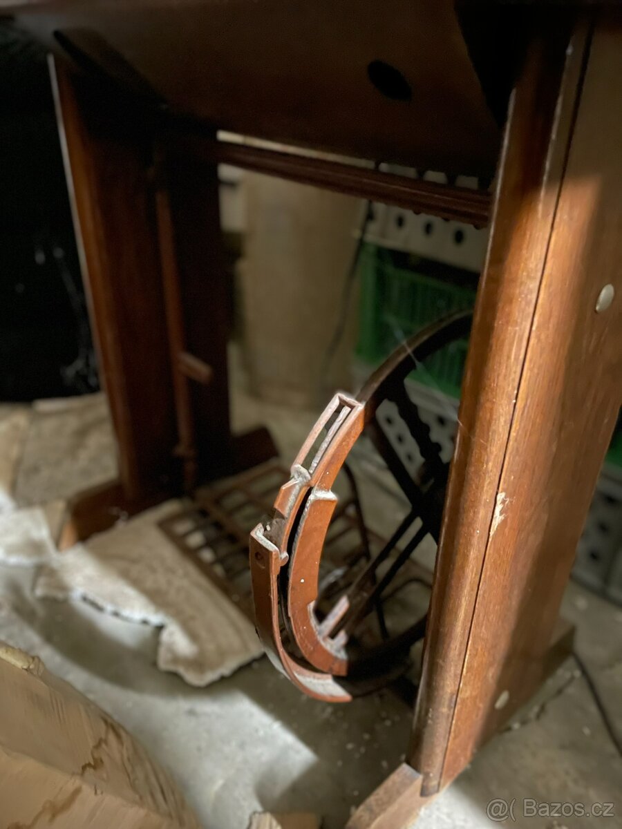 Starožitný šicí stroj Lada - 6