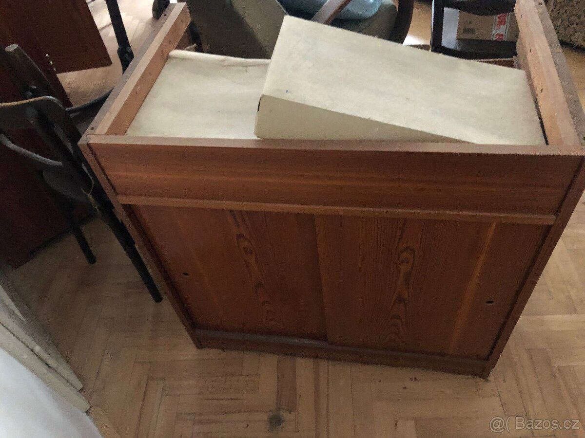 Modřínova postel,dřezový stůl,peřináč,poličky,obklad sten - 6