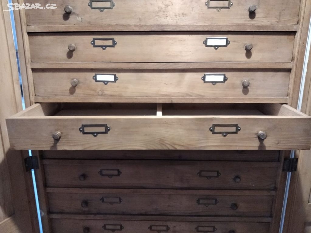 Stará velká dřevěná šuplíková skříň se zámkem - 6
