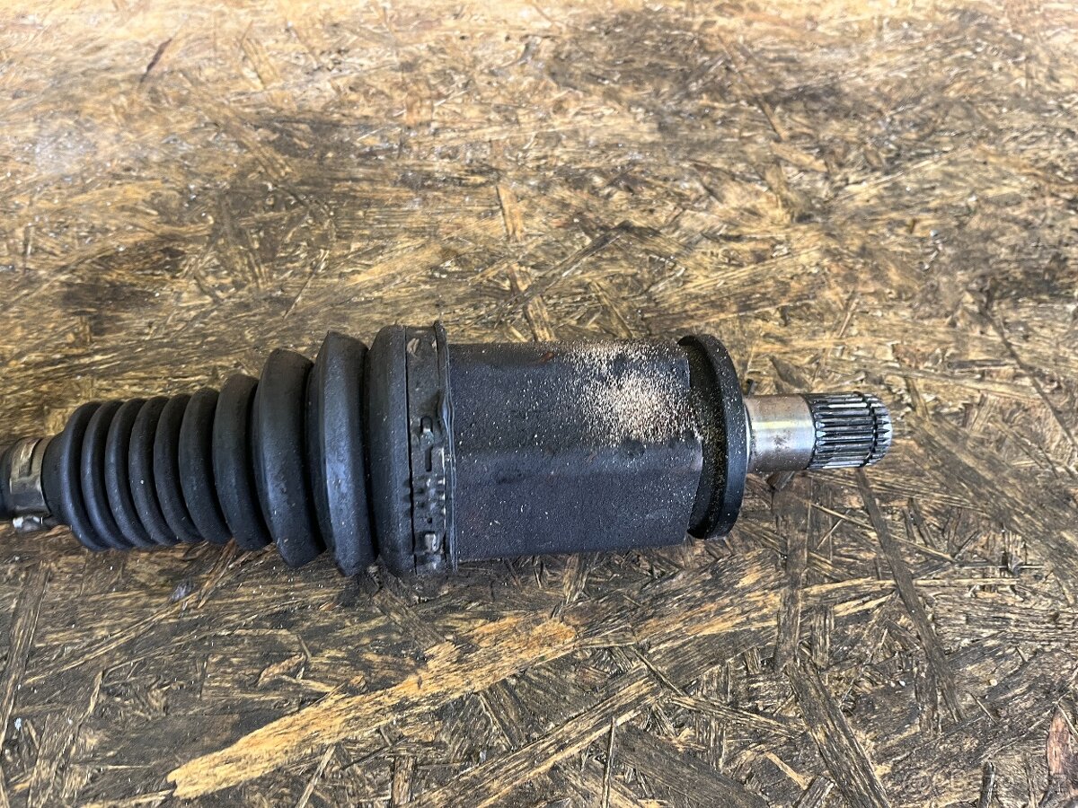 LEVÁ PŘEDNÍ POLOOSA BMW X3 E83 2.0D 110KW - 6