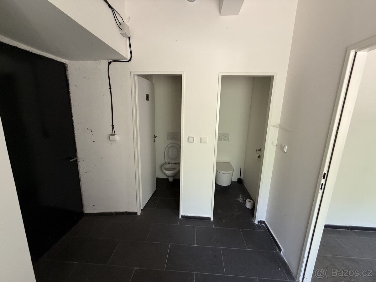Výrobní nebo skladovací prostory k pronájmu v přízemí haly v - 6
