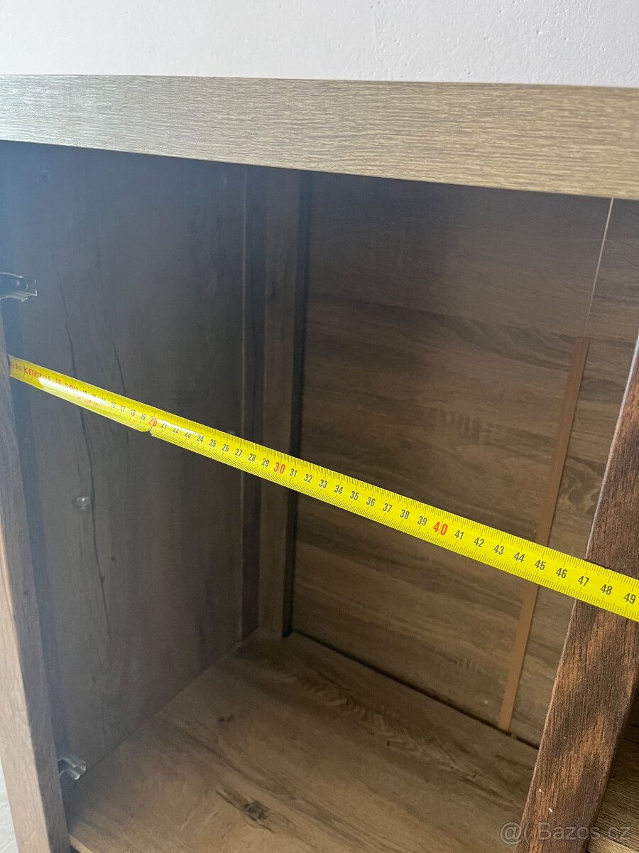 Komoda v dekoru tmavého dřeva - 6