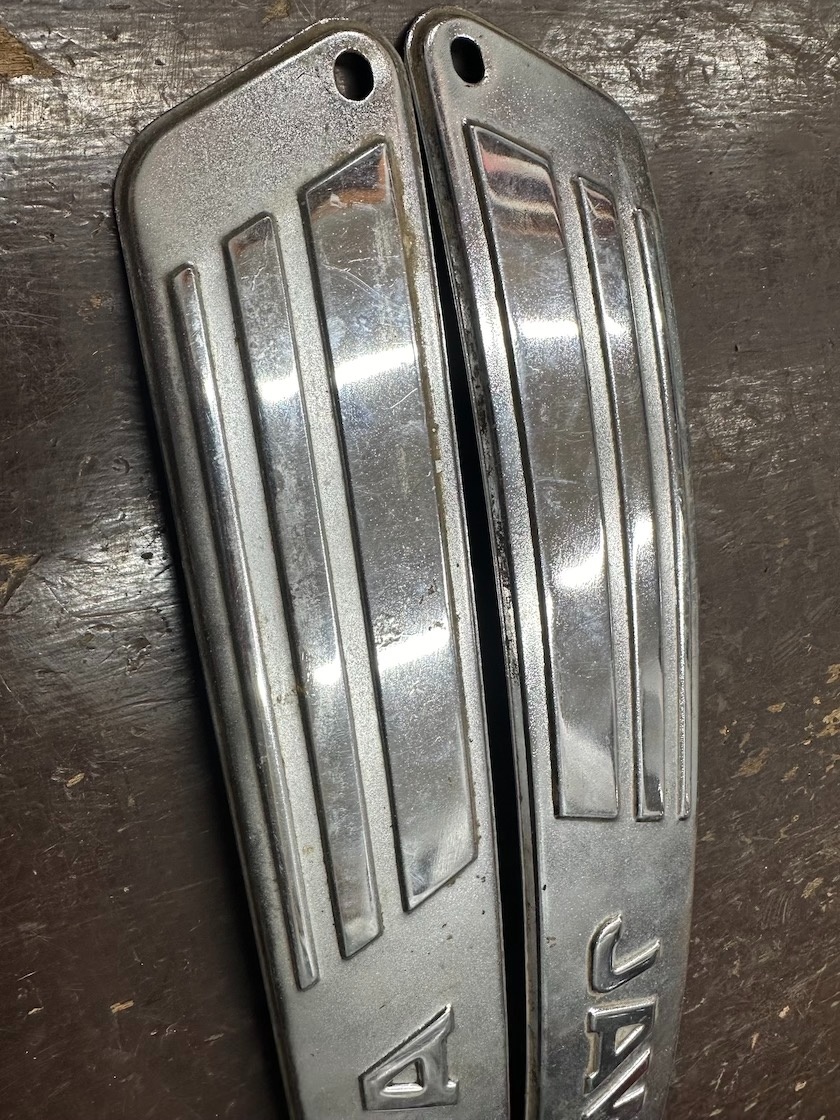 PRedám boční lišty nádrže s nápisom JAWA 350/634 - 6