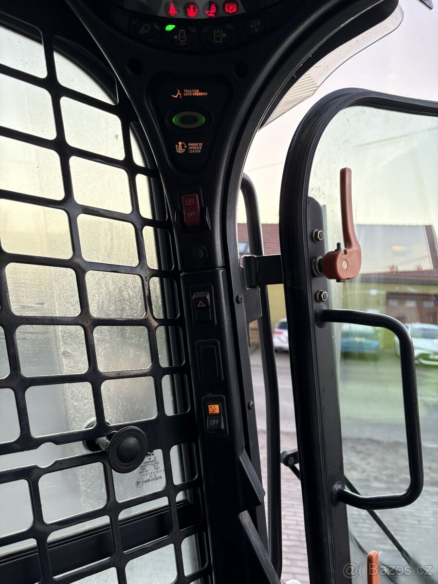 Smykový nakladč Bobcat S570 - 6