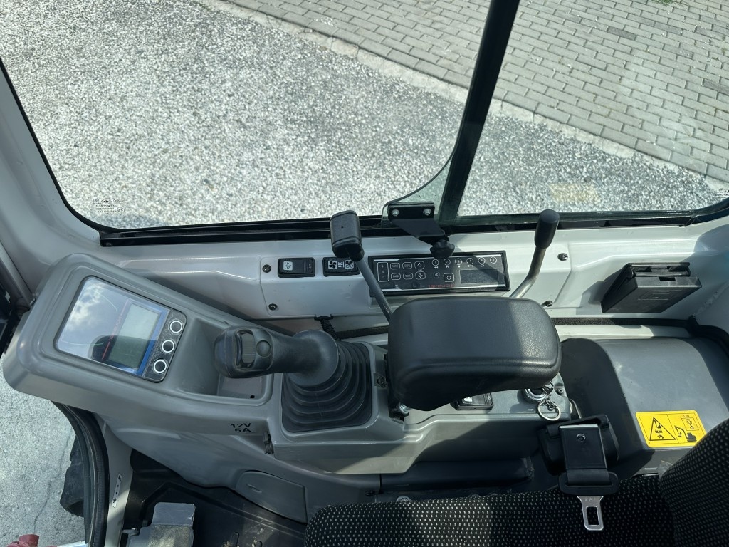 Bagr pásový Takeuchi TB216 - 6