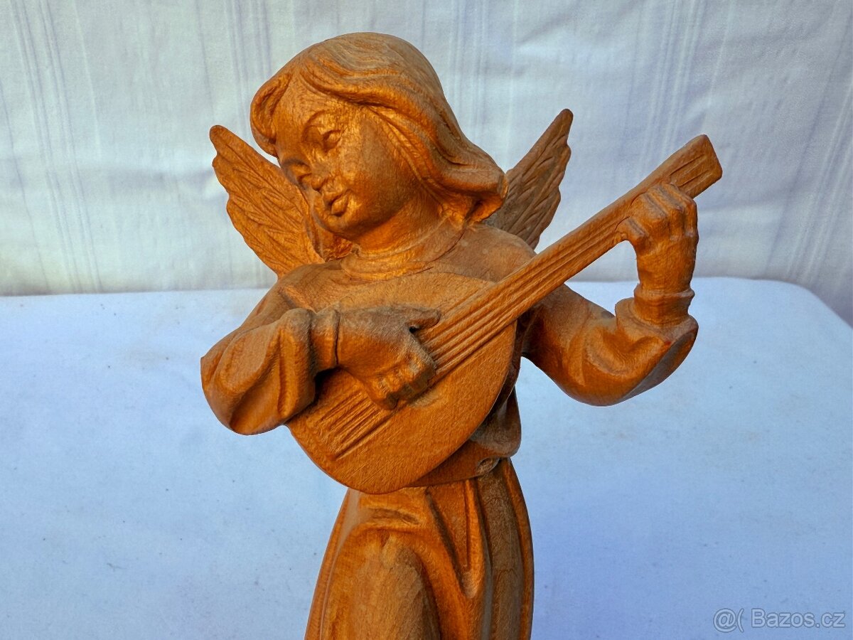 Dřevěná socha anděl hudebník hrající na loutnu - 6