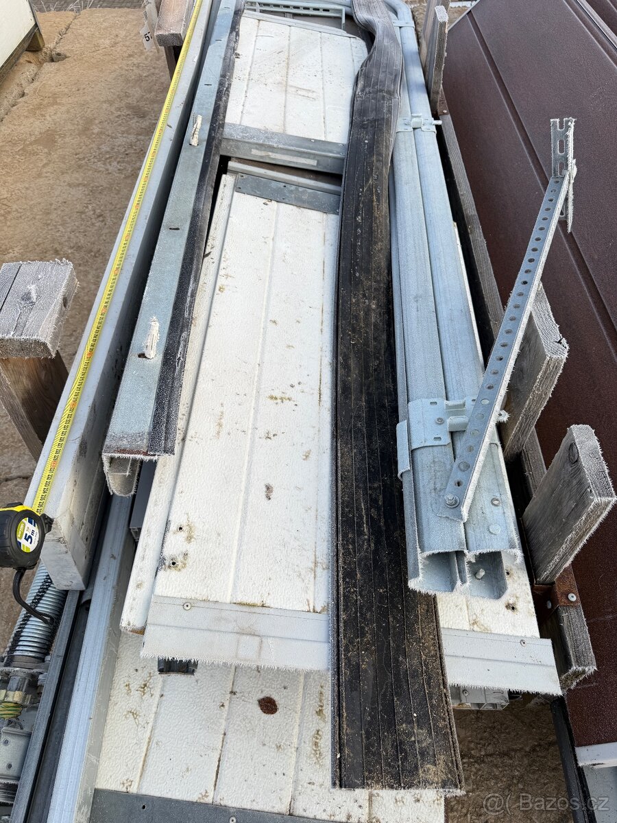 sekční vrata s dveřmi a okny - 6