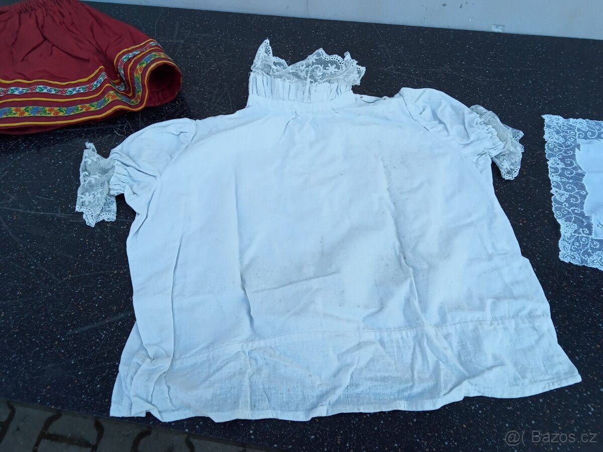 Staré dětské kroje a příslušenství. - 6