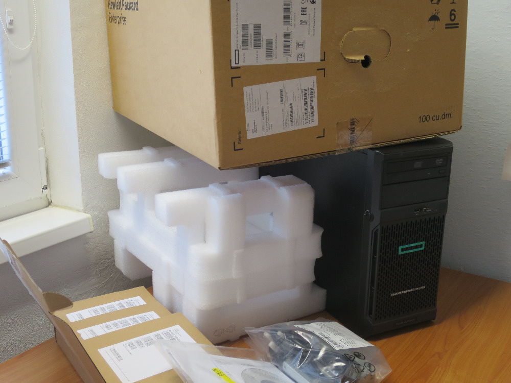 prodám server HP Hewlett-Packard - 6