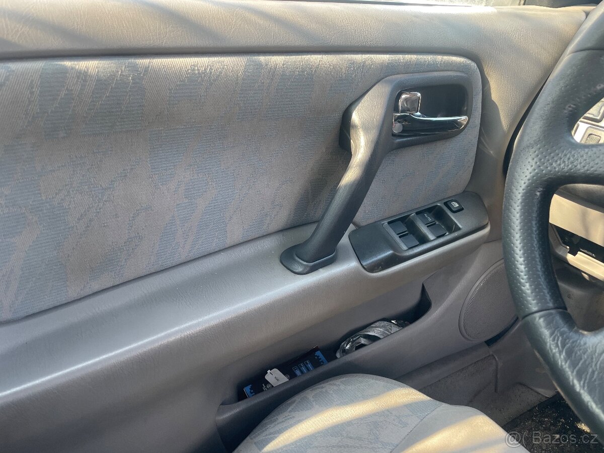 Nissan Primera 2.0i - 6