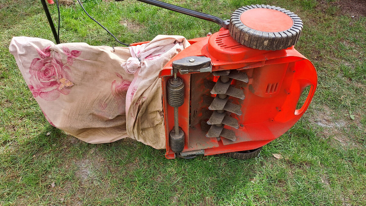 Vertikutátor, Provzdušňovač trávníku HECHT - 6