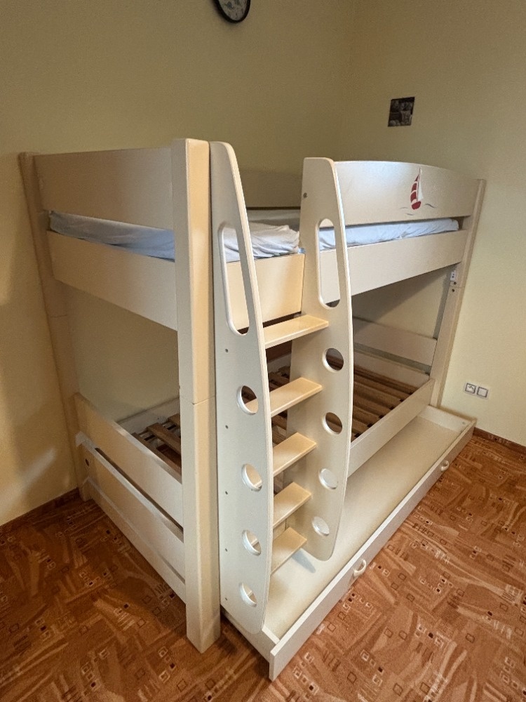 Sadu nábytku do dětského pokoje s patrovou postelí. - 6
