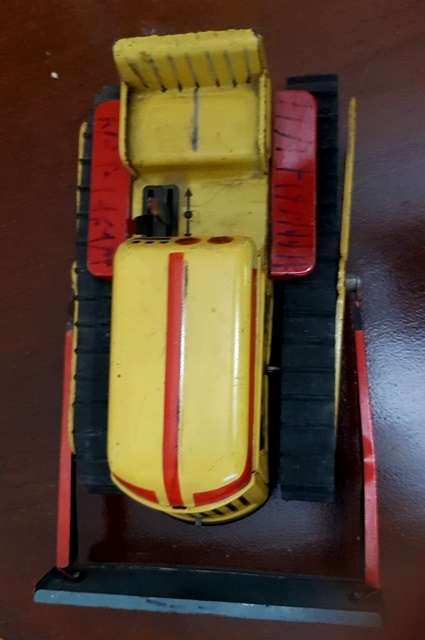 staré hračky bábika, domiešavač, ČZ prasa, buldozér... - 6