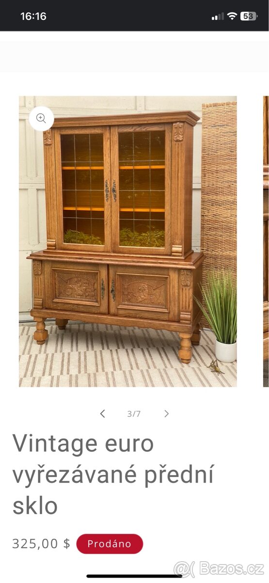 Vyřezávaná skříňka s vitrínou - 6