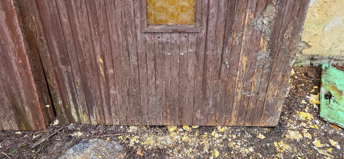 Stará dvoukřídla vrata do garáže z masivu - 6