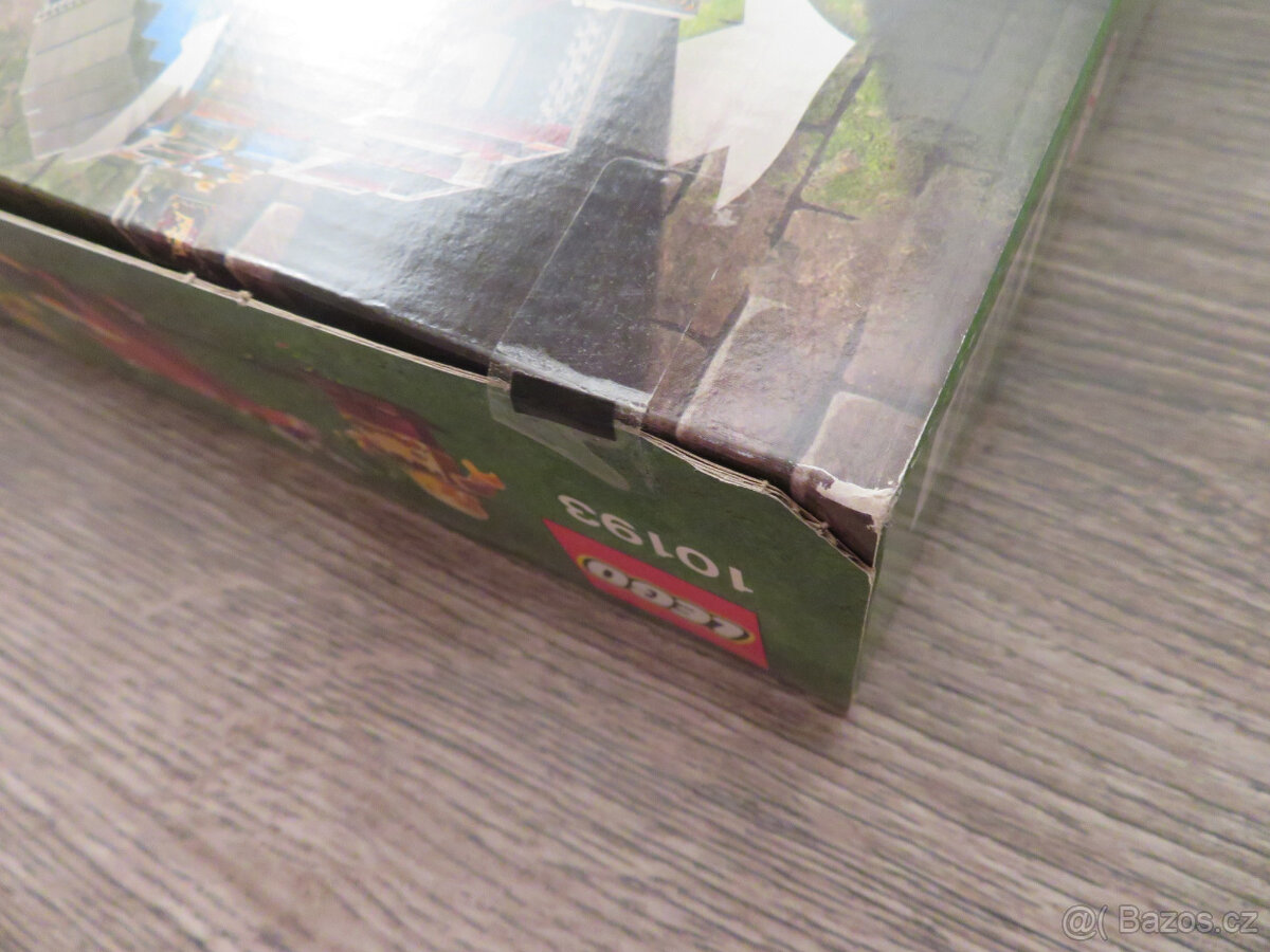 LEGO Castle 10193 Medieval Market Village - 6