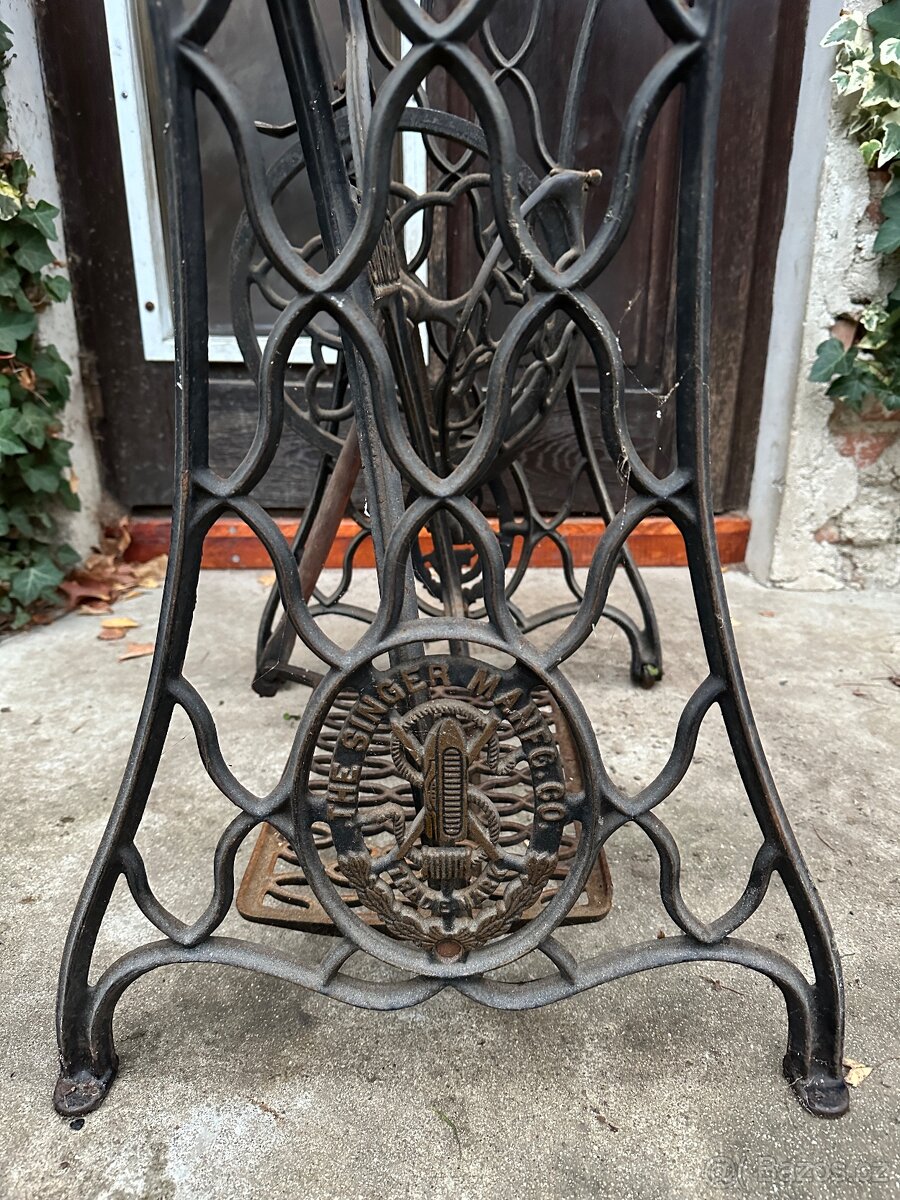 Krásné nohy od šicího stroje SINGER - 6