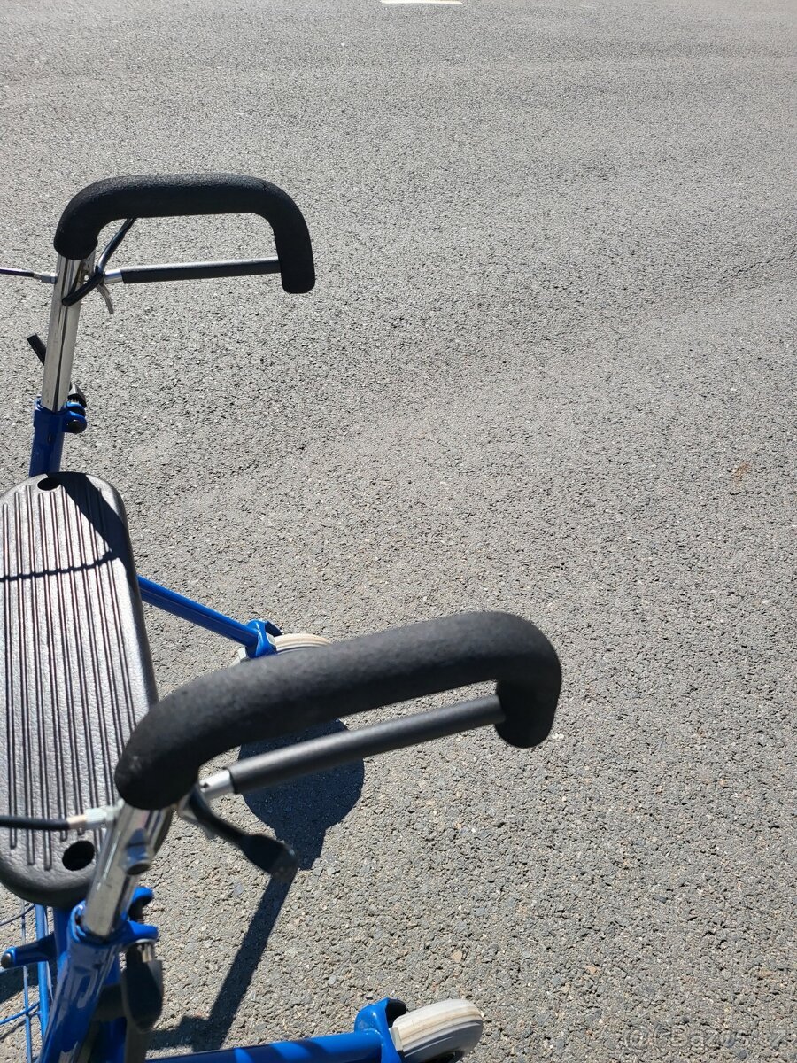 seniorské chodítko - modré, kolové - 6