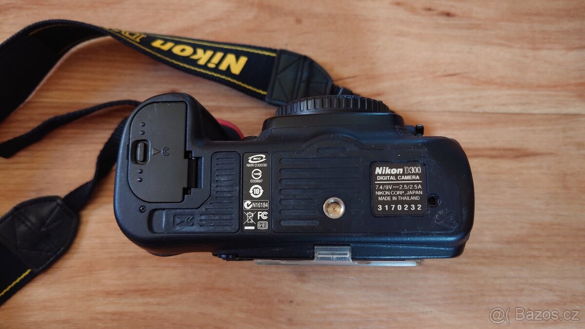 Nikon D300 tělo foťáku - 6