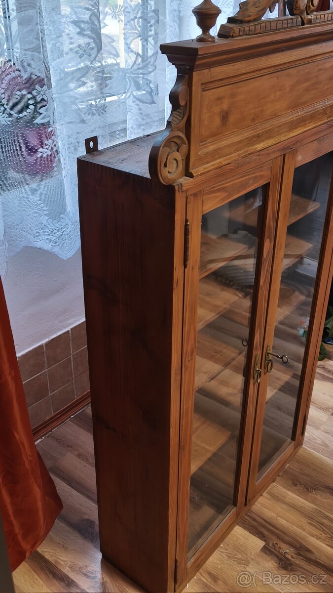 Starožitná dřevěná vitrína. - 6