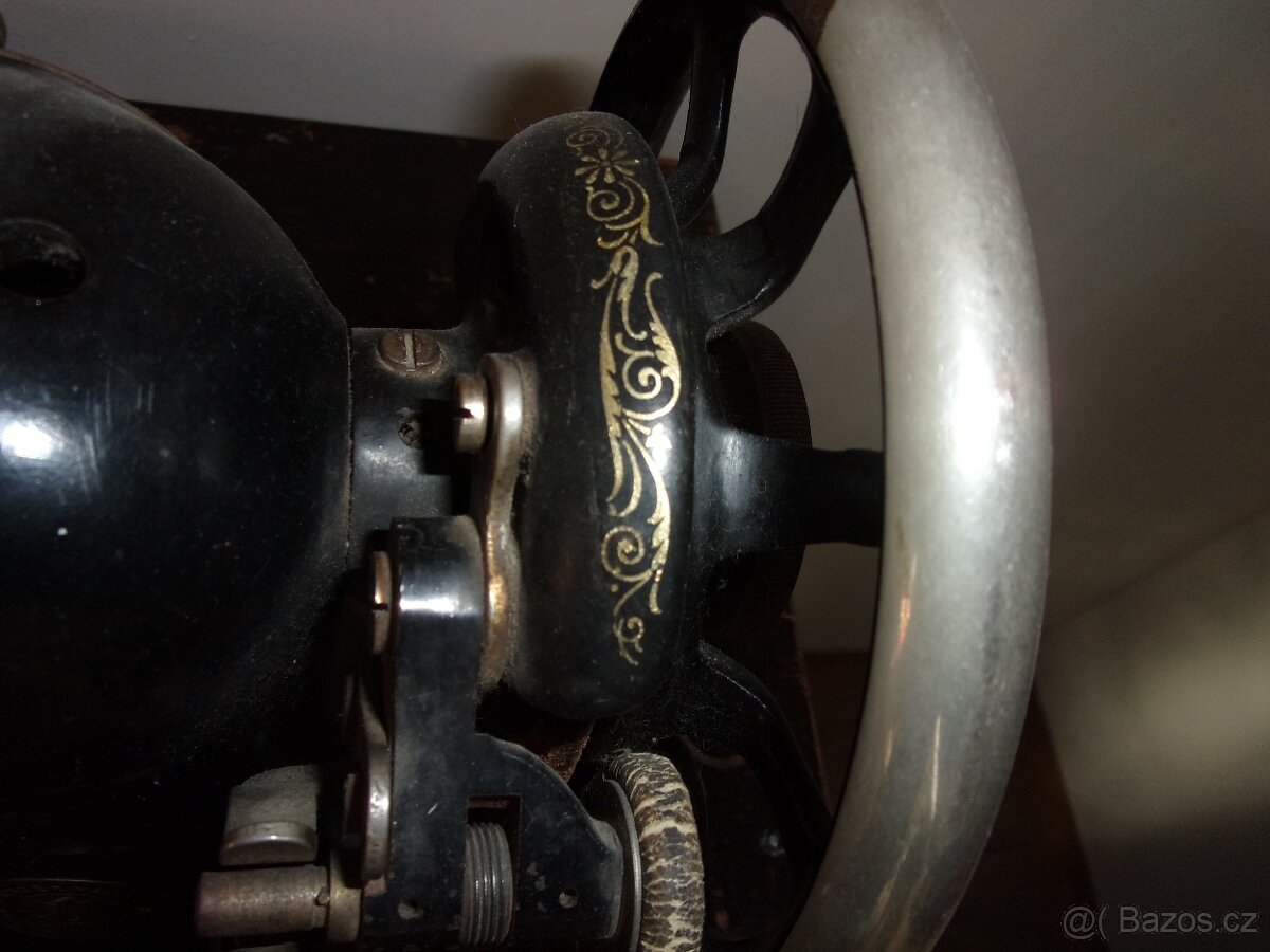 STARÝ ŠLAPACÍ ŠICÍ STROJ - SINGER - 6