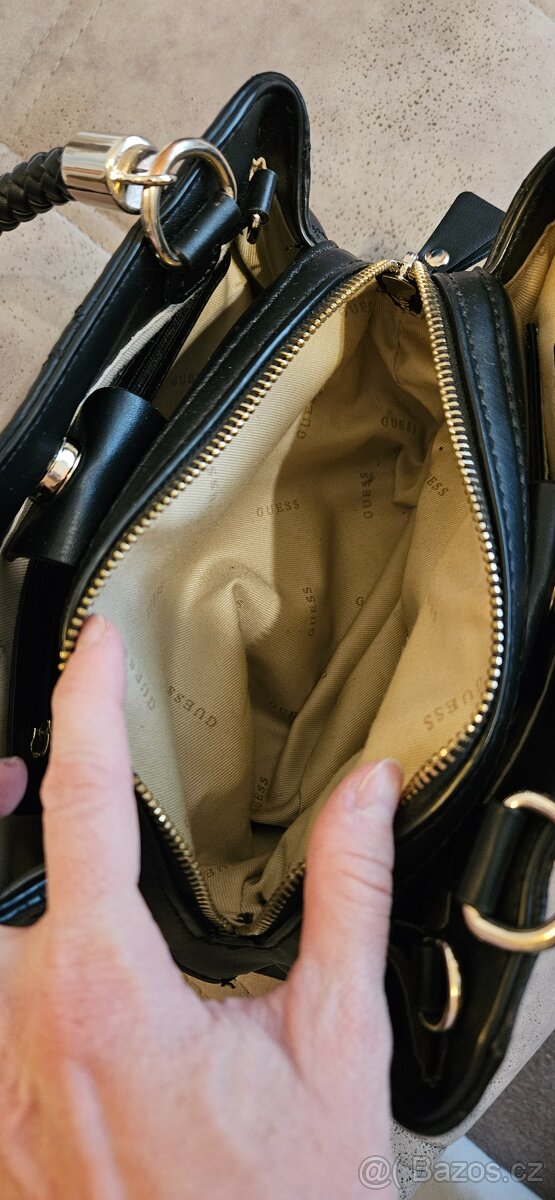 Krásná kabelka Guess s popruhem - 6