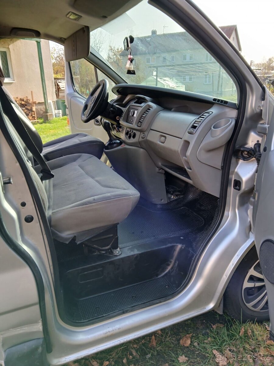 Opel Vivaro 2.5 - 6