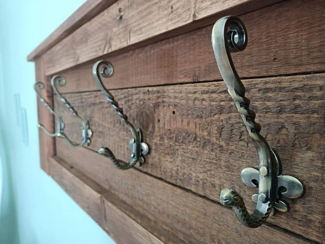 Věšáky, dekorace z masivu / Levně - 6